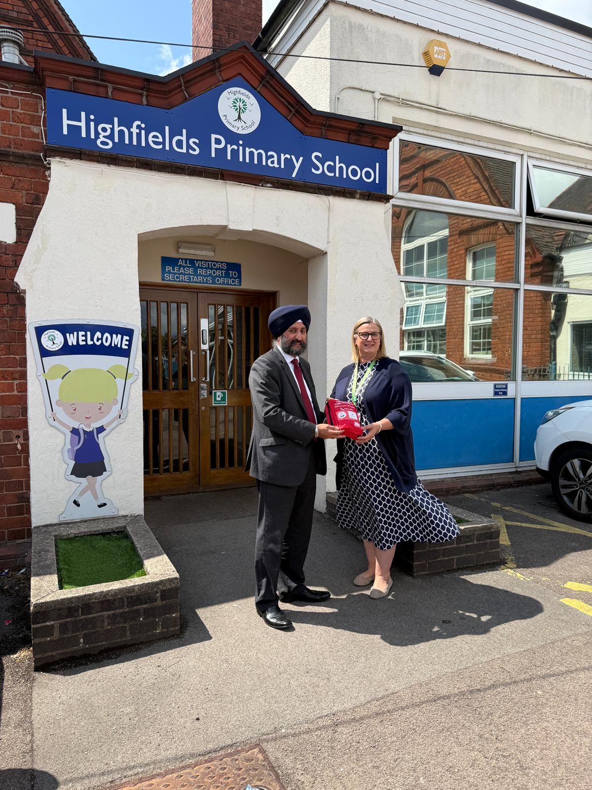 Highfields Primary School with their donated Daniel Baird Foundation bleed control kit Highfields Primary School with its bleed control kit for use in the school and community emergencies.